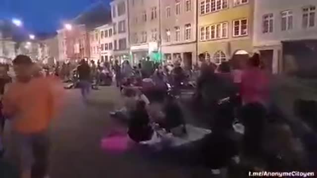 2021-09-22 Швейцария. Противники ковид-паспортов устроили пикник перед кафе и ресторанами
