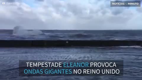 Tempestade Eleanor forma ondas gigantes no Reino Unido