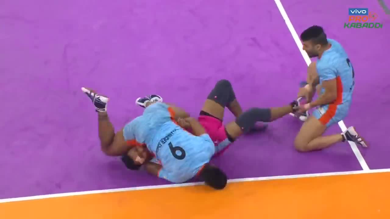 Nabibakhsh's super tackle saves the day | Moment of the Day | 3rd January | vivo Pro Kabaddi