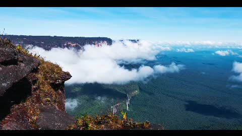 The sea of clouds rushes the cliff