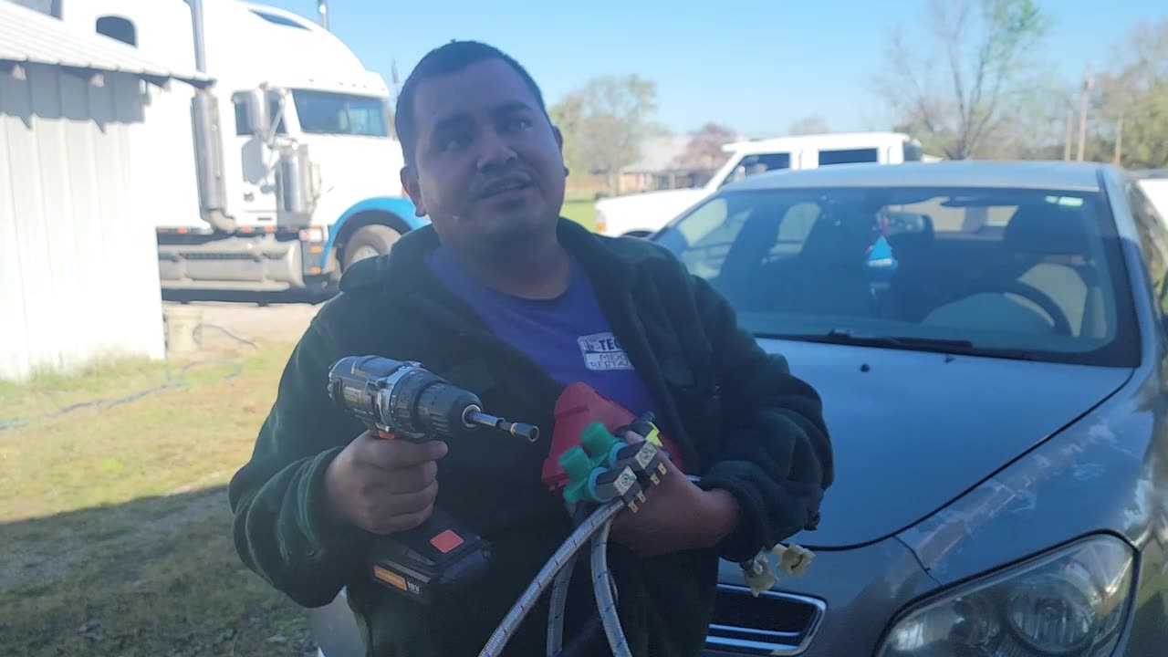 APPLIANCE REPAIR MAN FULL OF LIFE AND POSITIVE ENERGY