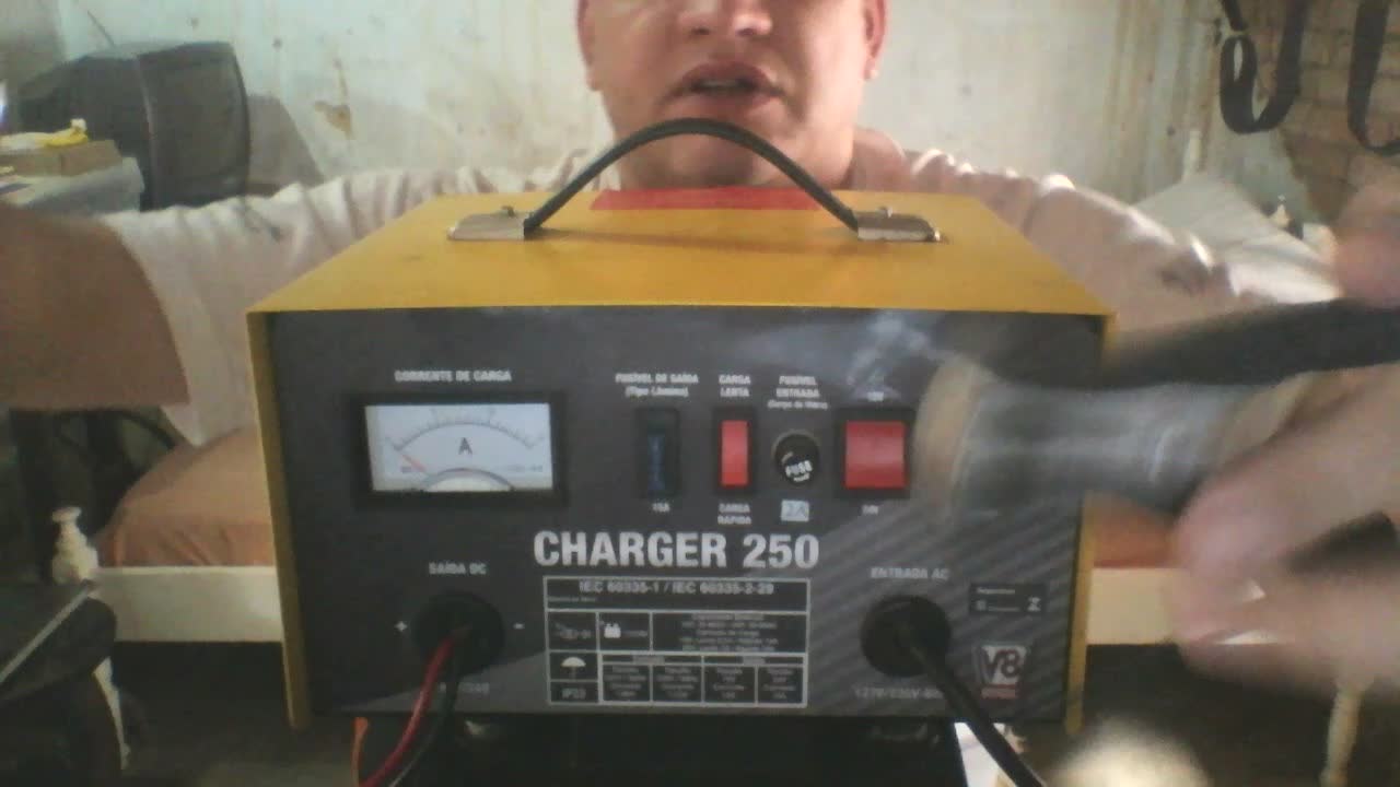 Carregador de bateria charger 250 da V8 Brasil. 12/24 volts.