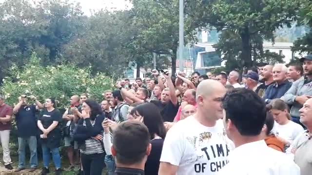 okupljanje građana isped zgrade ODT u Kotoru