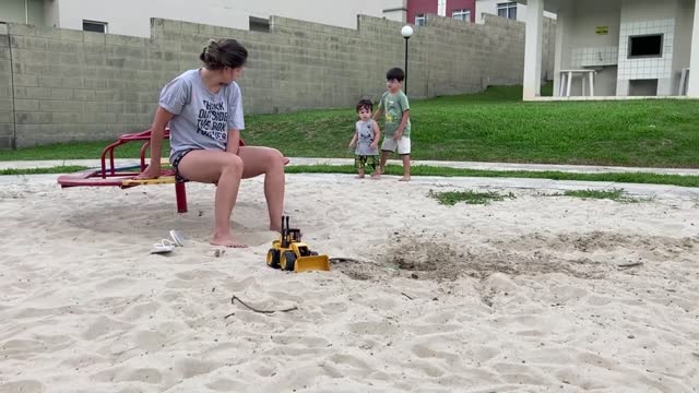 DIVERSÃO NO PARQUINHO - ARTHUR & MIGUEL