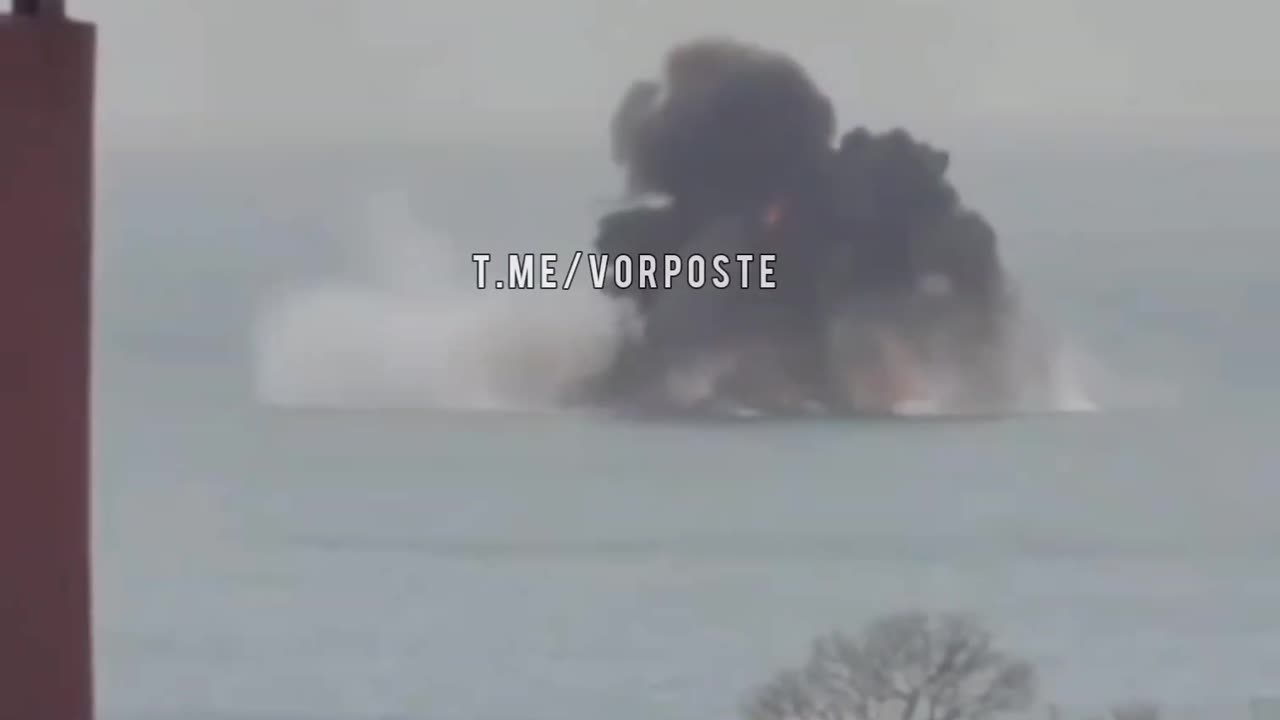 The moment the Russian Su-27 crashed into the water