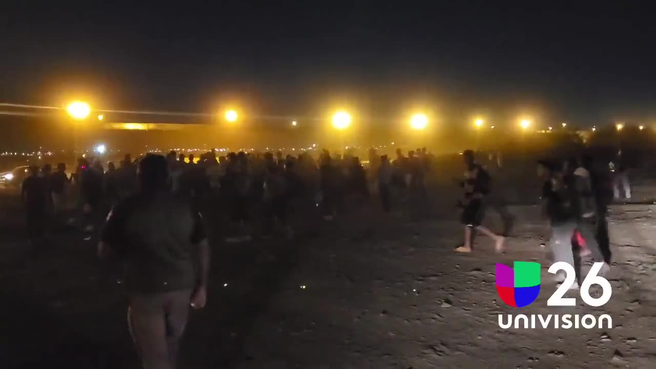 Video captures a large group of invading migrants storming the border of El Paso, Texas