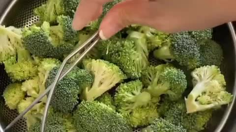How to make flavorful broccoli with garlic, bacon & balsamic vinegar