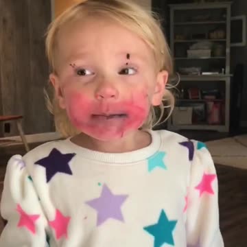 Baby does her own makeup. 💁🏼‍♀️