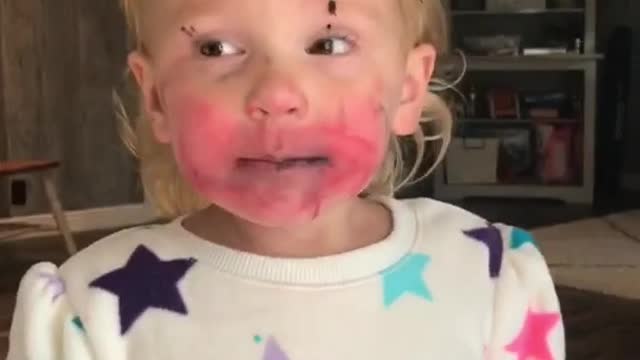 Baby does her own makeup. 💁🏼♀️