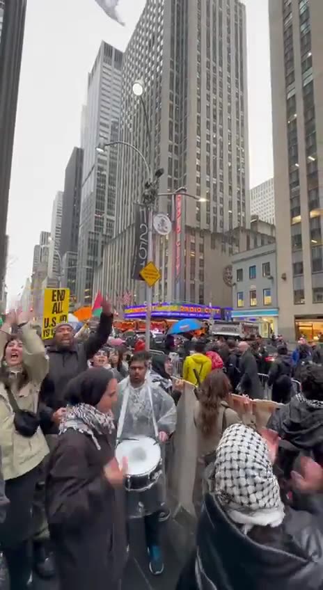 Largest Crowd Biden Has Ever Had! Massive Pro-Palestine Group Protests Outside Biden Mega-Fundraiser