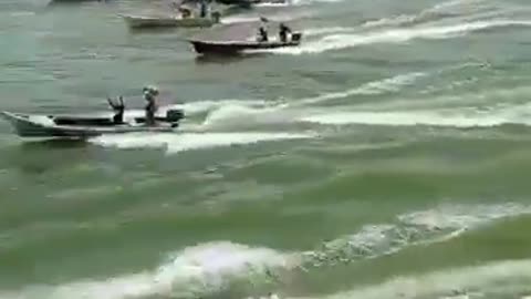 🚨🇻🇪VENEZUELAN MIGRANTS CROSS LAKE MARACAIBO TO VOTE AFTER BORDER CLOSURES