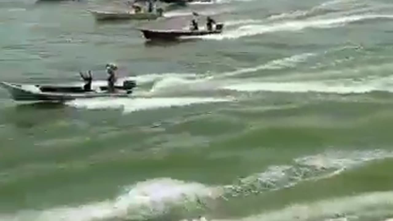 🚨🇻🇪VENEZUELAN MIGRANTS CROSS LAKE MARACAIBO TO VOTE AFTER BORDER CLOSURES