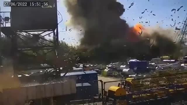 ZELENSKY PUBLISHED THE MOMENT A RUSSIAN MISSILE HIT THE "AMSTOR" SHOPPING CENTER IN KREMENCHUK