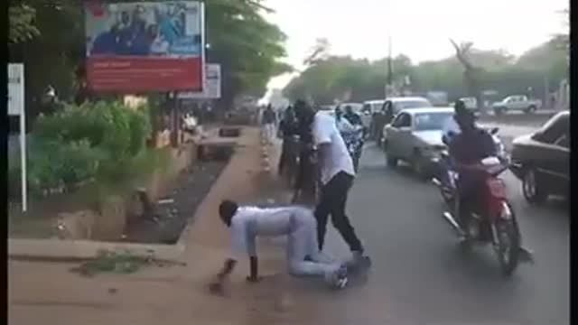 FUNNY VIDEOS, LOOK AT WHAT THIS MAN DID TO CROSS THE AVENUE KKKKKKKKKKKK