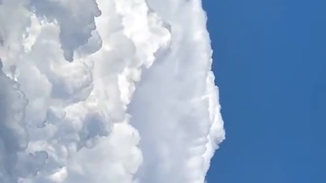 The afternoon wind blows puffy clouds, which are extremely cute