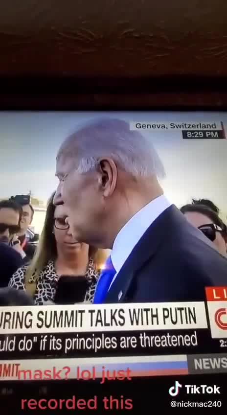 ¿Es el o es una máscara? Extraño pliegue detrás de la oreja