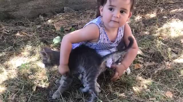 Малышка впервые поймала котёнка