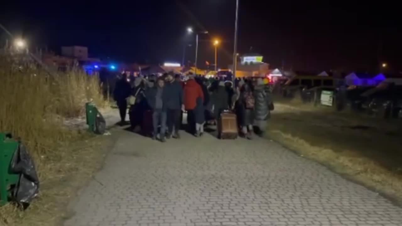 Ukrainians flee Kyiv on foot as cars stuck in long queues to reach Poland