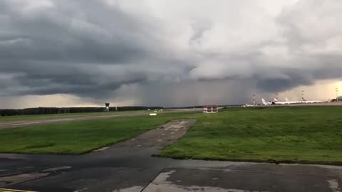 The storm is coming, Airport.