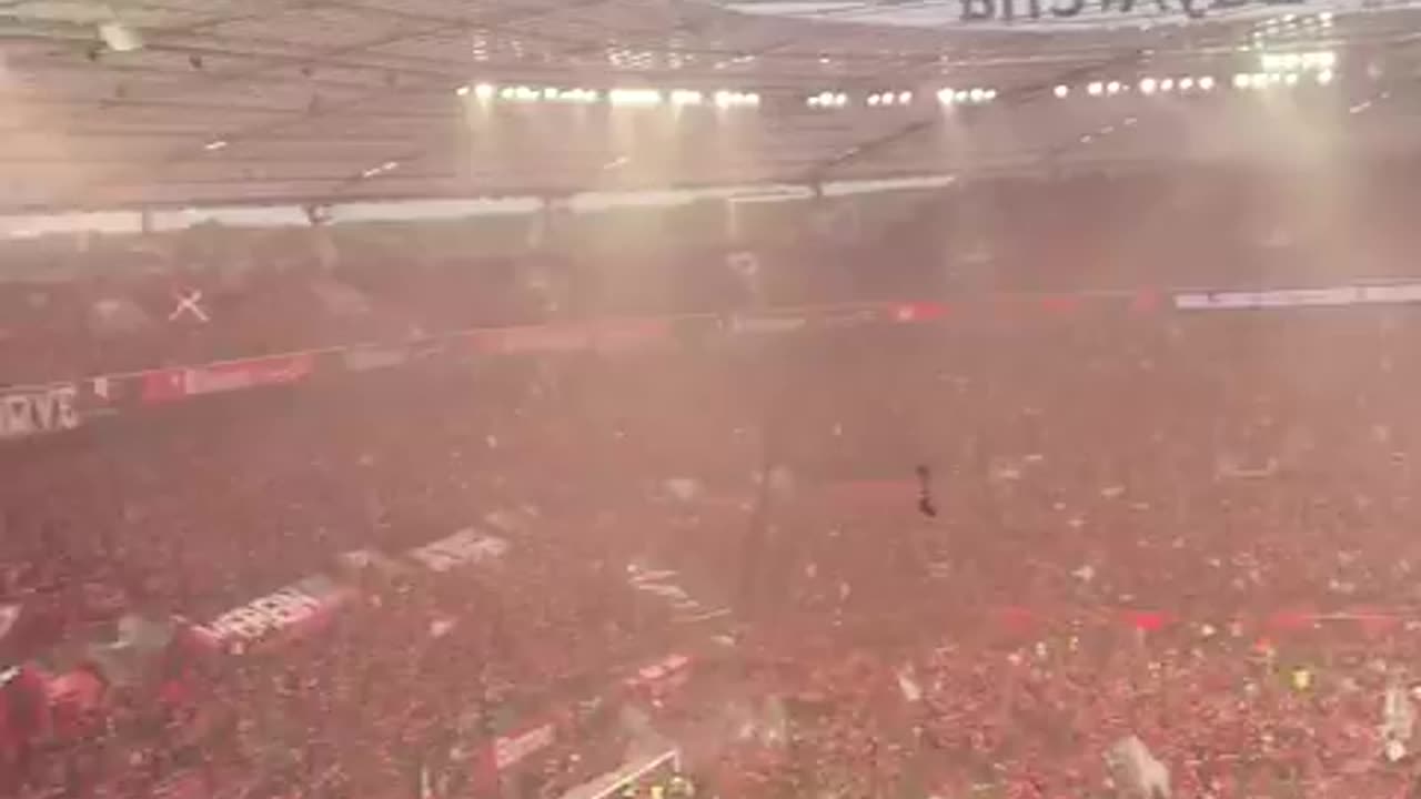 Festa magjike, tifozët e Leverkusen "pushtojnë" fushën