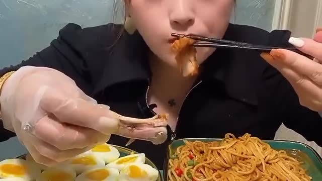 Eating Challenge ( 1kg ramen, 14 half eggs, 6 chicken leg pieces )