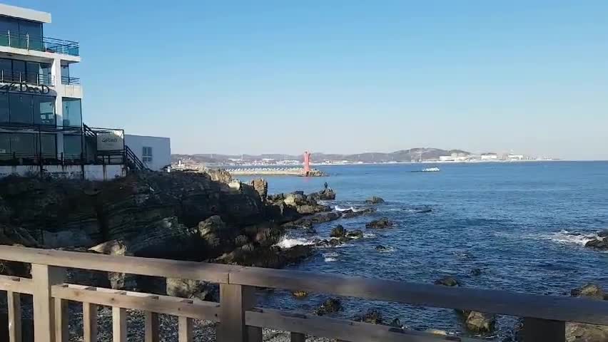 It is a windy seaside landscape. I feel comfortable