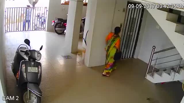 Chain gets snatched from old lady