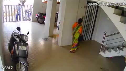 Chain gets snatched from old lady