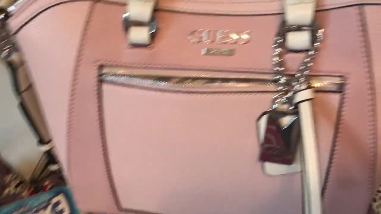 What's in my Guess bag & Jessica Simpson wallet. Hope y'all enjoy :)