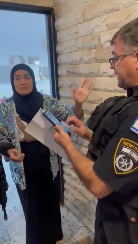 Una donna palestinese viene arrestata dall'"unica democrazia del Medio Oriente"....