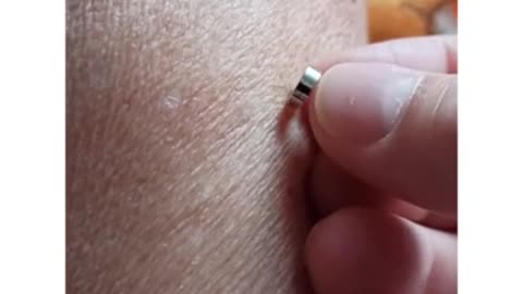 Vaccini magnetici: Test moneta 5 cent e calamita respinta magneticamente