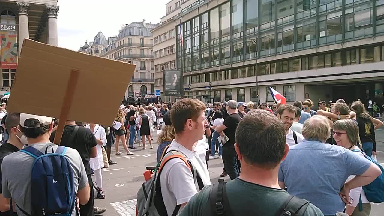 Manifestation anti-pass 💉 du 4 septembre 21- Place de la Bourse - L avant départ !