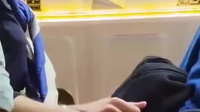 Nel mio aereo non si fanno discriminazioni tra vaccinati e non, per favore scenda dall’aereo