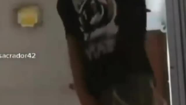 Metalhead's mosh, but is Sertanejo // Metaleiro dançando barões da pisadinha