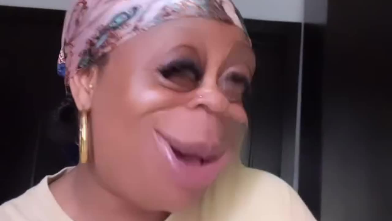 Lady unable to Comprehend English - Funny