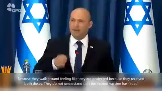 Naftali Bennett Primer ministro Israelí ríe en tu cara y tú feliz y agradecido Covid 19 Coronavirus