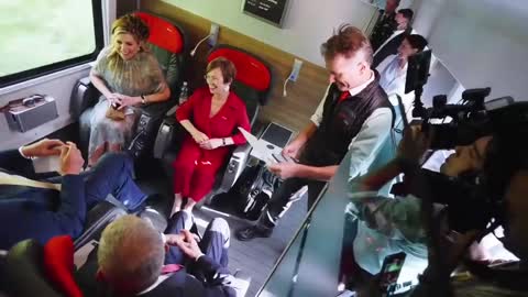 Politicians before and after boarding a train