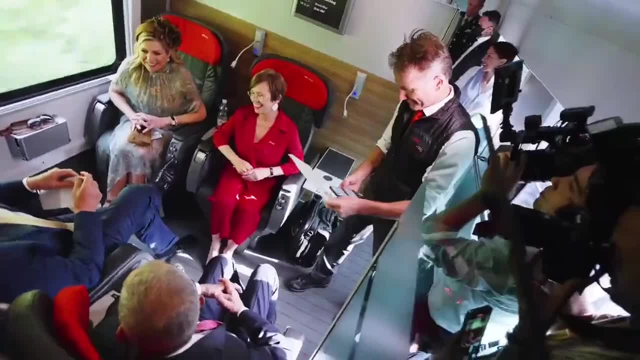 Politicians before and after boarding a train