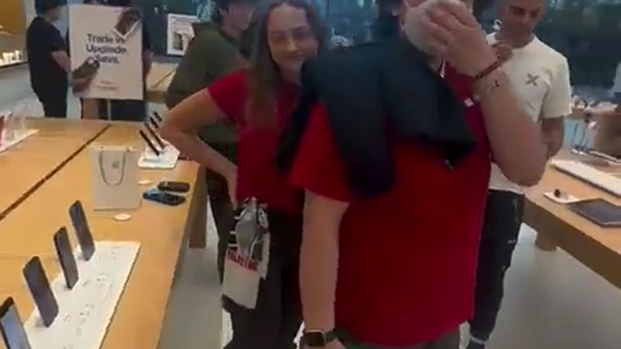 Apple store in Orange County in California seem very happy to show they are anti-Israel.