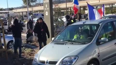 Waving Canadian Flags, French 'Freedom Convoy' Gets Underway