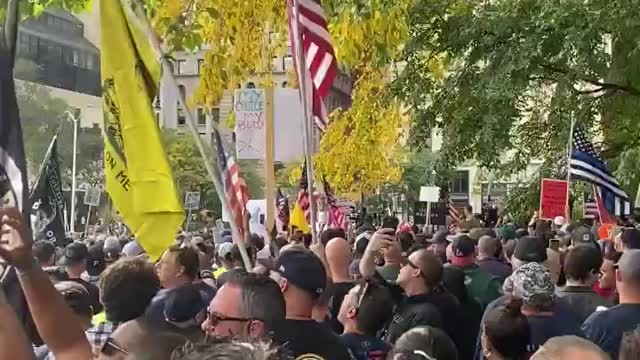 Thousands of NYPD, FDNY & other city workers march across Brooklyn Bridge