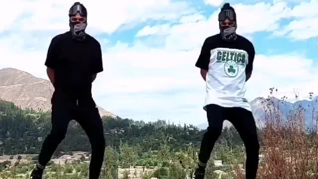 Shuffle dancers