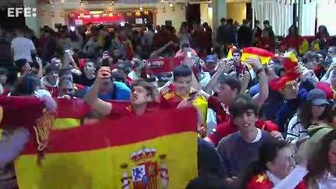 Cientos de aficionados se reúnen en Barcelona para vibrar juntos con España