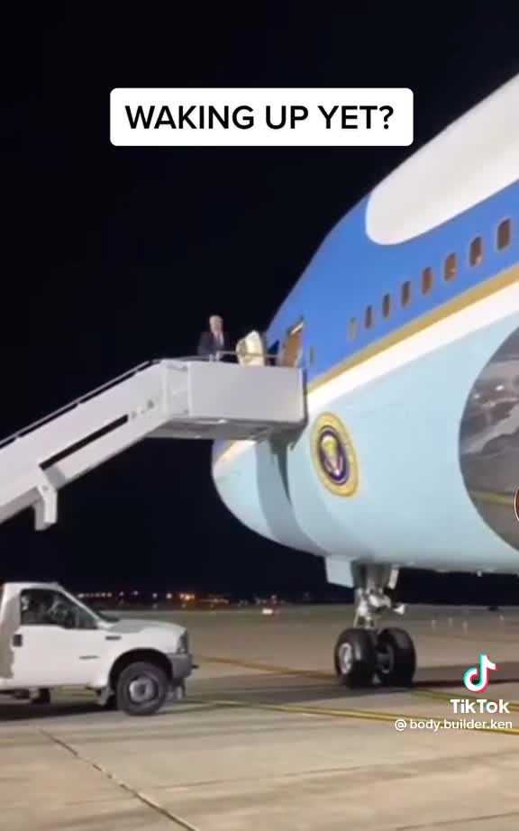 FYI TRUMP STILL THE COMMANDER IN CHEF 😎🇺🇸🇺🇸