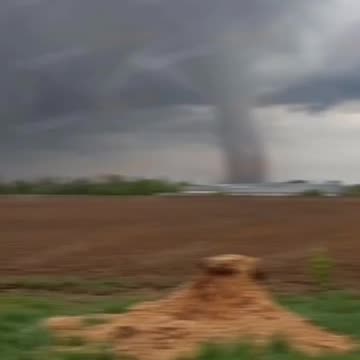 ⚠️Tornado near the village of Erkov in the Chernihiv region of Ukraine, April 16, 2024.