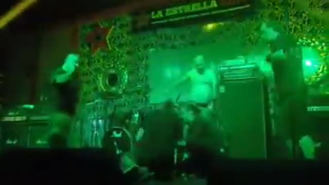 REPENTINITIS Wattie Buchan CANTANTE grupo EXPLOITED en concierto