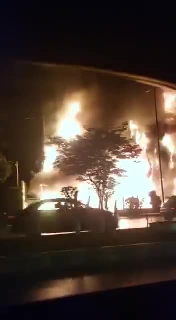 BREAKING Massive fire engulfs a high-rise building Pakistan