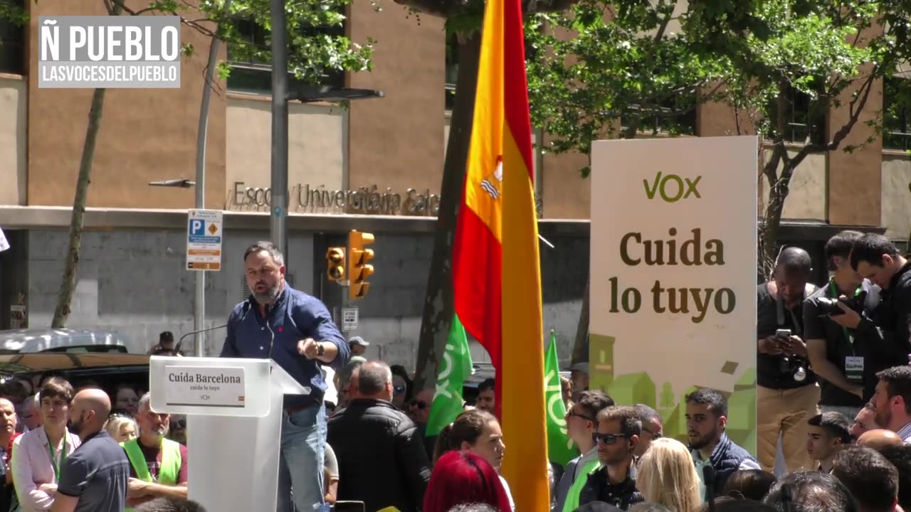 Multitudinario mitin VOX en Pl. Artós denuncia la destrucción de Barcelona por Colau