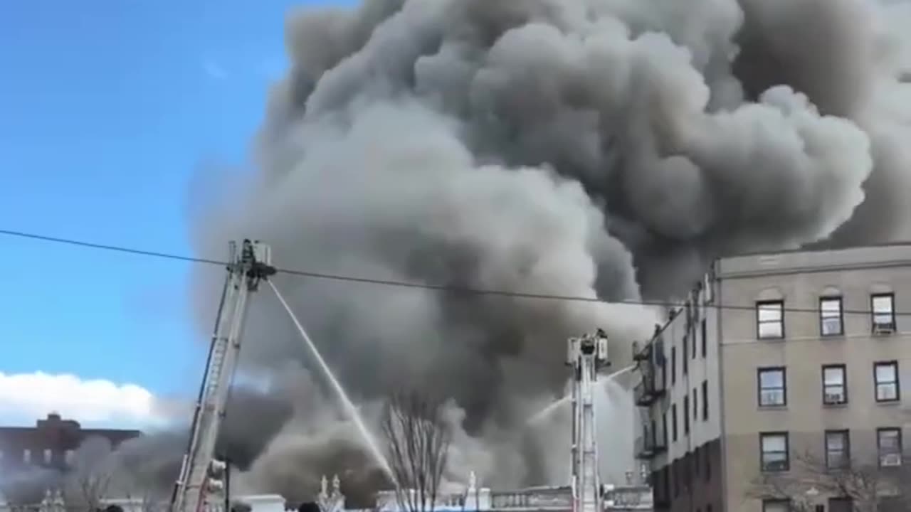 🚨WARNING: Firefighters are battling a massive fire at Concourse Food Plaza Bronx | NewYork