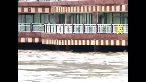 VIDEO_ Floods In Tibet Wash Away Building_2